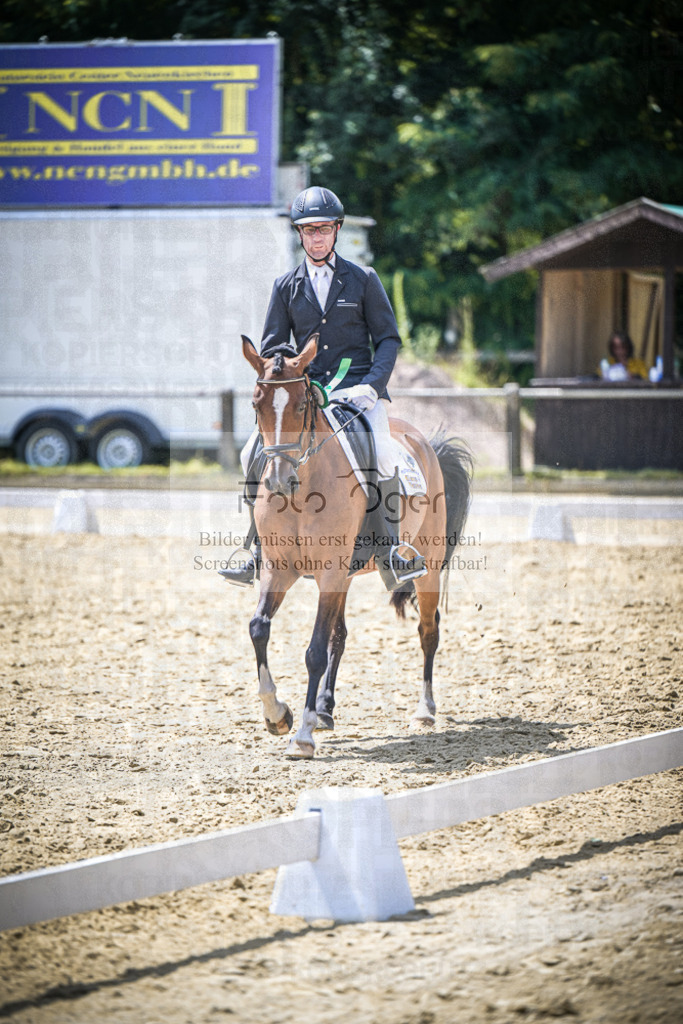 DOS_3679 | Entdecke hochwertige Reitturnierfotos von Foto Oger. Professionell, emotional und authentisch – jetzt Lieblingsmomente im Shop bestellen.Deutschlandweite Turnierfotografie. - Realisiert mit Pictrs.com