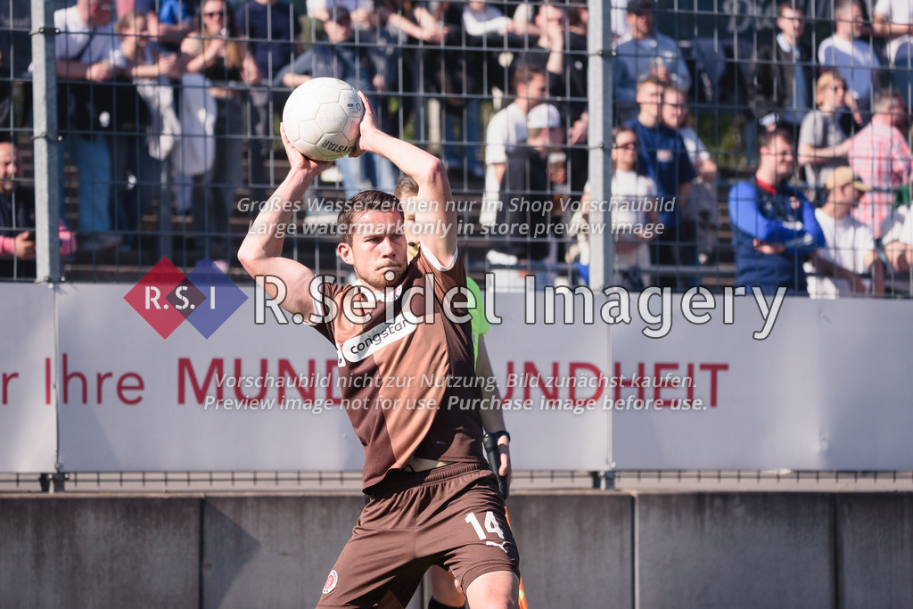 RS-1-106524 | Marc Bölter (#14, FCSP) mit Ball in den Händen