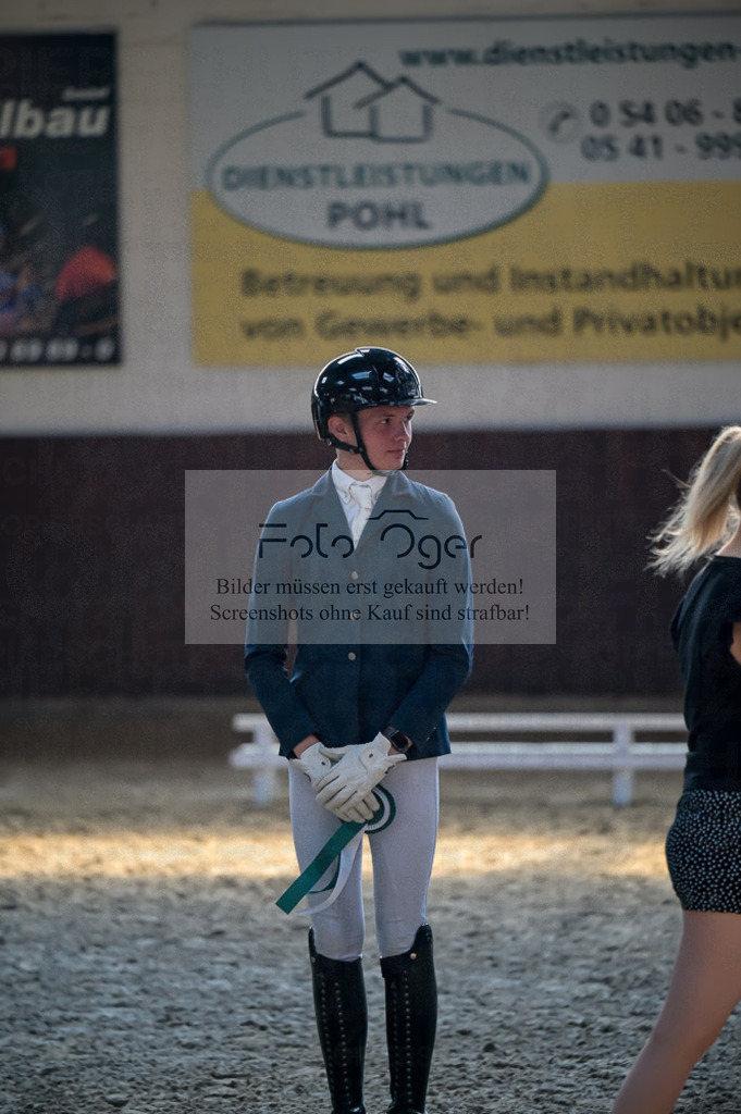 Reitturnier Voxtrup | Entdecke hochwertige Reitturnierfotos von Foto Oger. Professionell, emotional und authentisch – jetzt Lieblingsmomente im Shop bestellen.Deutschlandweite Turnierfotografie. - Realisiert mit Pictrs.com