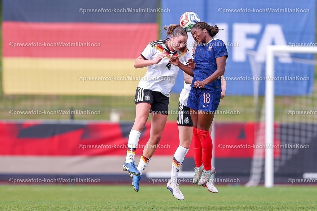 DFB16042601027 | 16.04.2026, Essen, Fußball, UEFA Womens UNDER 19 Championship qualification, Germany - France, Stadion Uhlenkrug, Saison 2025 / 2026: Lina Szaraz (Deutschland U19 #04) im Zweikampf gegen  Lea Morissaint (Frankreich U19 #18)  DFB regulations prohibit any use of photographs as image sequences and or quasi-video.