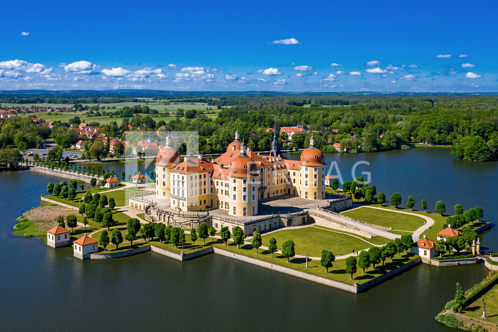 Wandbild-Schloss-Moritzburg-Luftbild-DJI_0580 | Das Schloss Moritzburg gilt als eines der größten Highlights Sachsens - Realisiert mit Pictrs.com