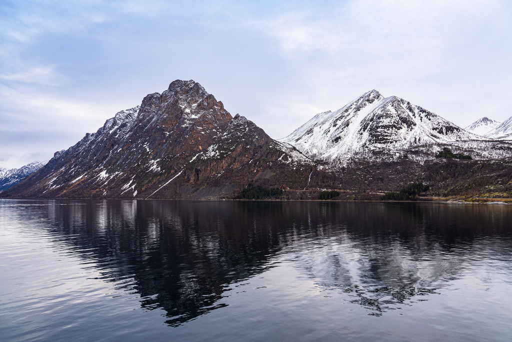 Berge und Felsen im Winter nahe Harstad in Norwegen | Berge und Felsen im Winter nahe Harstad in Norwegen.