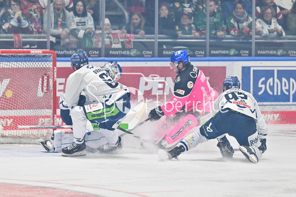 Augsburger Panther - Straubing Tigers | mit vereinten kraeften koennen die Gaeste den Treffer von Justin VOLEK (Augsburger Panther #9) verhindern / DEL: Augsburger Panther - Straubing Tigers, Curt Frenzel Stadiom am 20.10.2024