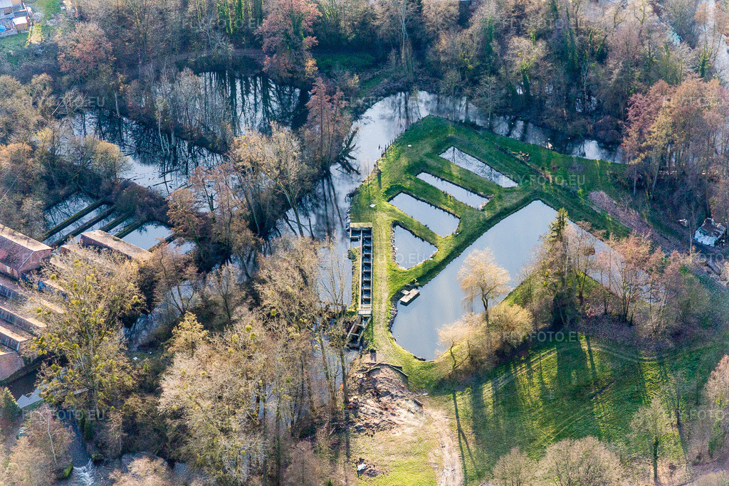 Vue aérienne: Zones riveraines des étangs piscicoles de la rivière Lauter à Scheibenhard dans le département Bas Rhin, France. Photo: IMG_085978.jpg prise le 06/02/2016 par Werner Riehm/FLY-FOTO.euRésolution de l'original: 5472 x 3648 px