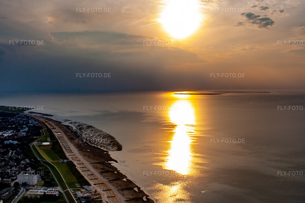 Luftbild: an der Nordsee bei untergehender Sonne im Ortsteil Döse in Cuxhaven im Bundesland Niedersachsen in Deutschland. Foto: IMG_70485.jpg vom 06.08.2014 durch Werner Riehm/FLY-FOTO.de