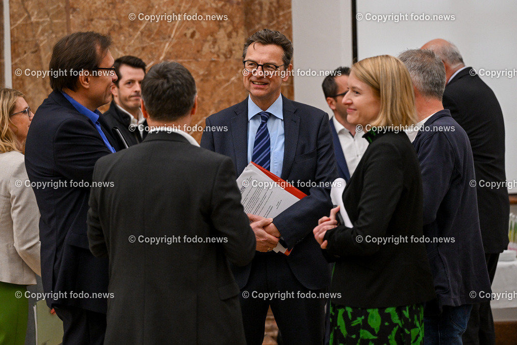 Pressekonferenz Land Ooe_ Gemeinsam geschafft - Maßnahmen zur Verbesserung fuer Mitarbeitende in den ooe. Spitaelern_ 10.04.2024-3 | 10.04.2024, Linz, AUT, Pressekonferenz Land Ooe, Gemeinsam geschafft - Maßnahmen zur Verbesserung fuer Mitarbeitende in den ooe. Spitaelern, im Bild Branko Novakovic (Zentralbetriebsratsvorsitzender der Kepler Universitaetsklinikum GmbH), Guenther Dorfinger (Kaufmaennischer Direktor des Kepler Universitaetsklinikum), Franz Harnoncourt (Vorsitzender der Geschaeftsfuehrung der Oberoesterreichischen Gesundheitsholding GmbH), LH-StvIn Christine Haberlander (VP), Alfred Mayr (Vorsitzender des Oberoesterreichischen Gesundheitsholding GmbH 