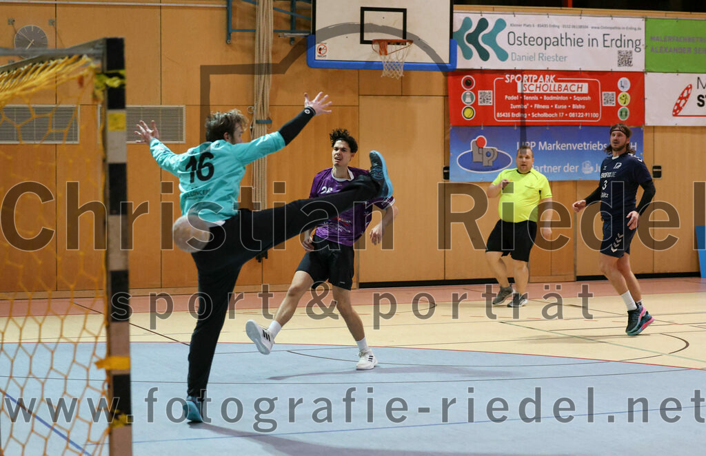 2023-12-09_089_SpVgg_Altenerding_gegen_TSV_Indersdorf | Erding, Deutschland, 09.12.2023:
Handball, Bezirksoberliga Männer 2023 / 2024, 10. Spieltag, SpVgg Altenerding gegen TSV Indersdorf, Endergebnis: 42:25

Daniel Kiss (TSV Indersdorf, #16), Luis Leitner (SpVgg Altenerding, #26), Tobias Bärsch (TSV Indersdorf, #3)

Foto: Christian Riedel / fotografie-riedel.net