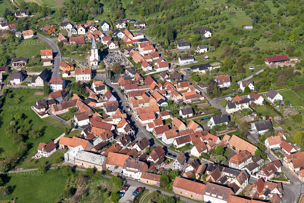 Vue aérienne: Vue du village à Morsbronn-les-Bains dans le département Bas Rhin, France. Photo: IMG_099370.jpg prise le 30/04/2017 par Werner Riehm/FLY-FOTO.eu – Résolution de l'original: 5472 x 3648 px