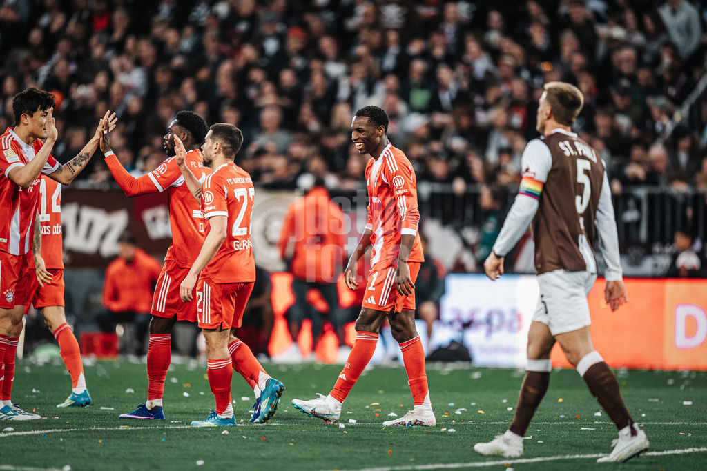Fußball | Männer | Saison 2025/2026  | Fußball-Bundesliga | 29. Spieltag | FC St. Pauli vs. FC Bayern München | 11.04.2026 | Nicolas Jackson (#11, FC Bayern München) schießt ein Tor und freut sich