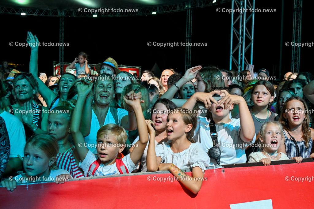 Linzer Kronefest 2023_ 18.08.2023-114 | 18.08.2023, Linzer Kronefest 2023, AUT, im Bild Linzer Kronefest 2023, Hauptbuehne, Alvaro Soler

Menschen, Besucher, Stimmung, Party, Masse