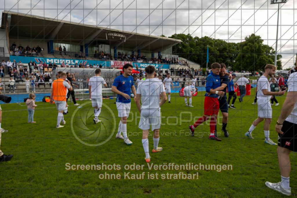 20250529_183106_0242 | #,  VfL Kirchheim (blau) vs. 1.FC Eislingen (weiß), Fußball, Bezirkspokal Finale - Bezirk Neckar/Fils, 2024/2025, Rasenplatz VfL Stadion Kirchheim, Jesinger Straße 105, 73230 Kirchheim, 29.05.2025 - 16:30 Uhr,Foto: PhotoPeet-Sportfotografie/Peter Harich