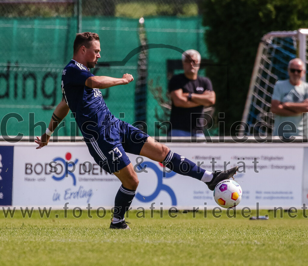 2023-08-26_015_FC_Langengeisling_gegen_TuS_Raubling | Erding, Deutschland, 26.08.2023:
Fußball, Bezirksliga Oberbayern Ost 2023 / 2024, 6. Spieltag, FC Langengeisling gegen TuS Raubling, Endergebnis: 2:0

Michael Gruber (TuS Raubling, #23)

Foto: Christian Riedel / fotografie-riedel.net