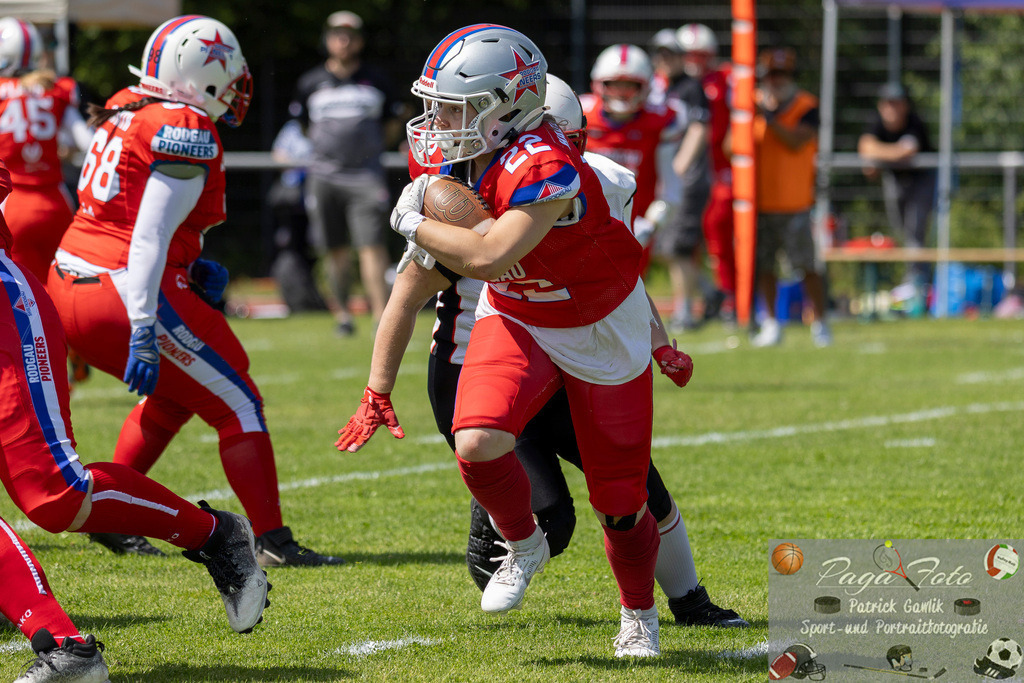GFLW 1: German Football League Women 1: Rodgau Pioneers Ladies - Stuttgart Scorpions Sisters, 07.06.2026 | Lina Hadziefendic (Rodgau Pioneers Ladies #22) läuft den Ball, Rodgau Pioneers Ladies - Stuttgart Scorpions Sisters, Rodgau, Maingau-Energie-Stadion "Am Weichsee", 7.6.2026 - Realisiert mit Pictrs.com