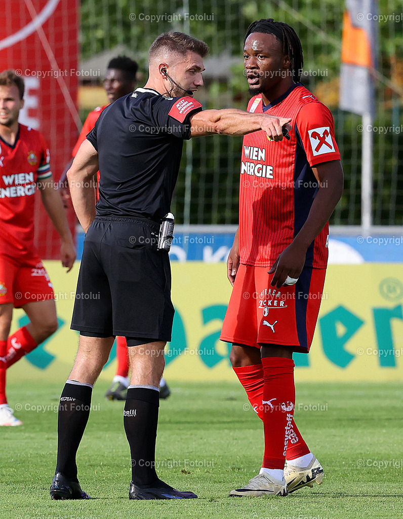 A_LUI_24082025_22 | SPORT,FUSSBALL,ADMIRAL BUNDESLIGA RZ PELLETS WAC-SK RAPID WIEN 24.08.2025 IM BILD: CLAUDY MBUYI (RAPID) UND SCHIEDSRICHTER ARMES TALICFOTO:FOTOLUI/MW
