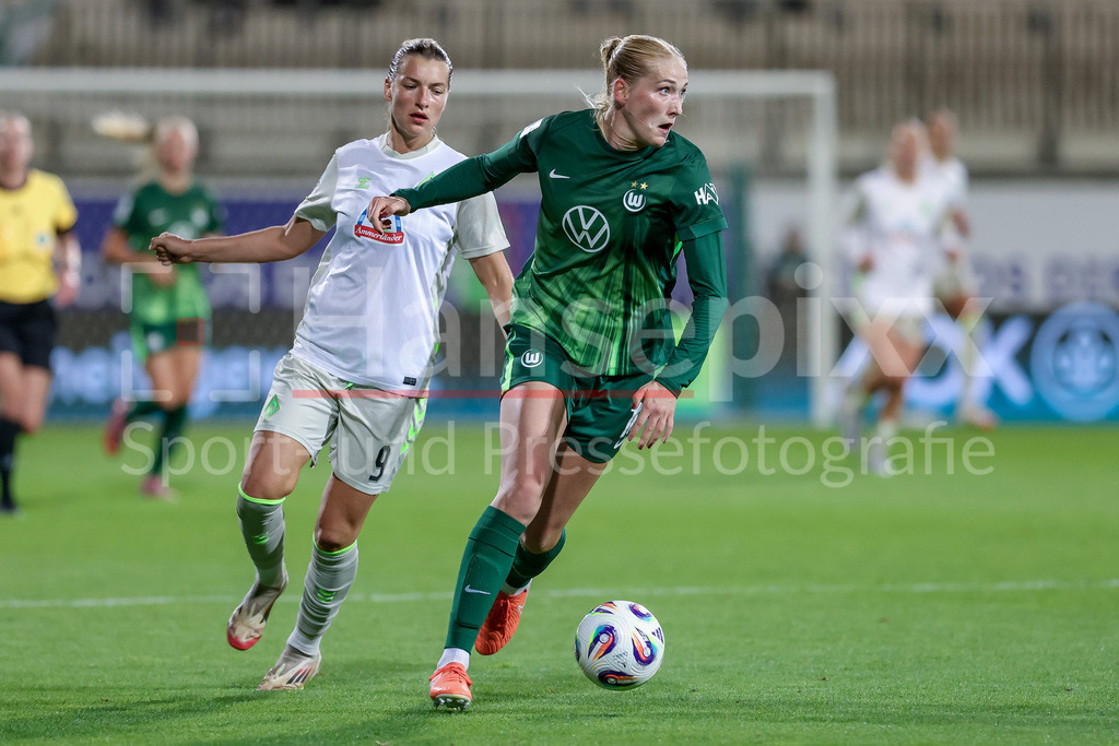 Fussball, Google Pixel Frauen-Bundesliga, VfL Wolfsburg - SV Werder Bremen | v.li.: Medina Desic (SV Werder Bremen, 9) und Camilla Küver (VfL Wolfsburg, 16) im Zweikampf, Duell, Dynamik, Aktion, Action, Spielszene, DIE DFB-RICHTLINIEN UNTERSAGEN JEGLICHE NUTZUNG VON FOTOS ALS SEQUENZBILDER UND/ODER VIDEOÄHNLICHE FOTOSTRECKEN. DFB REGULATIONS PROHIBIT ANY USE OF PHOTOGRAPHS AS IMAGE SEQUENCES AND/OR QUASI-VIDEO.