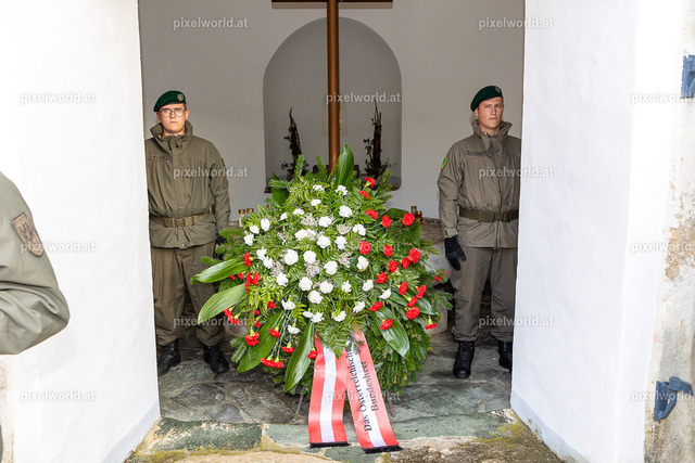 Kranzniederlegung am Karner bei der Stadtpfarrkirche "Maria in Dorn" | Bildershop von pixelworld.at - Realisiert mit Pictrs.com