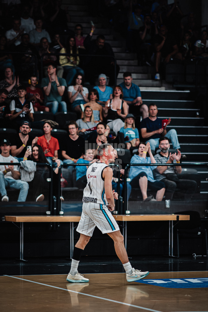 Basketball | Männer | Saison 2024/2025  | easyCredit Basketball Bundesliga | Testspiel | Veolia Towers Hamburg vs. EWE Baskets Oldenburg | 25.08.2024 | Brae Ivey (#1, Veolia Towers Hamburg) jubelt