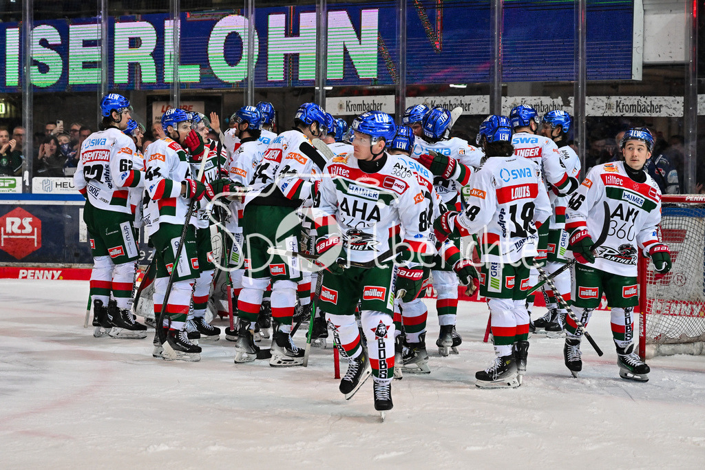 Iserlohn Roosters - Augsburger Panther | Die Augsburger Panther feuen sich ueber den Nichtabstieg in Iserlohn / Abstieg / Absteiger / DEL: Iserlohn Roosters - Augsburger Panther, Eissporthalle Iserlohn am 07.03.2025