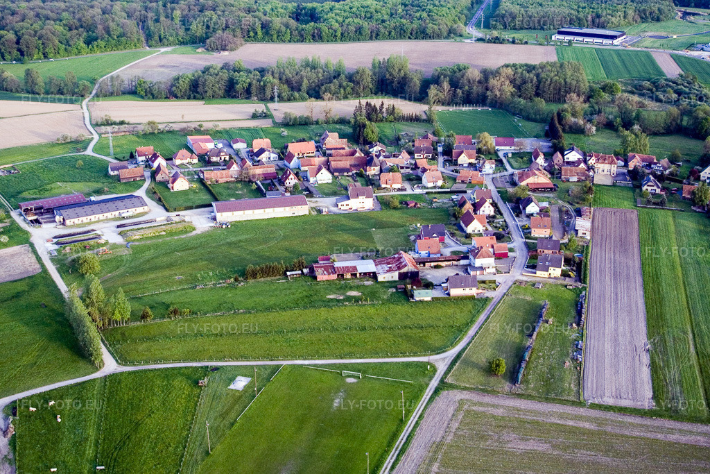 Vue aérienne: Vue de la ville à Hegeney dans le département Bas Rhin, France. Photo: IMG_10676.jpg prise le 04/05/2008 par Werner Riehm/FLY-FOTO.eu – Résolution de l'original: 3308 x 2206 px