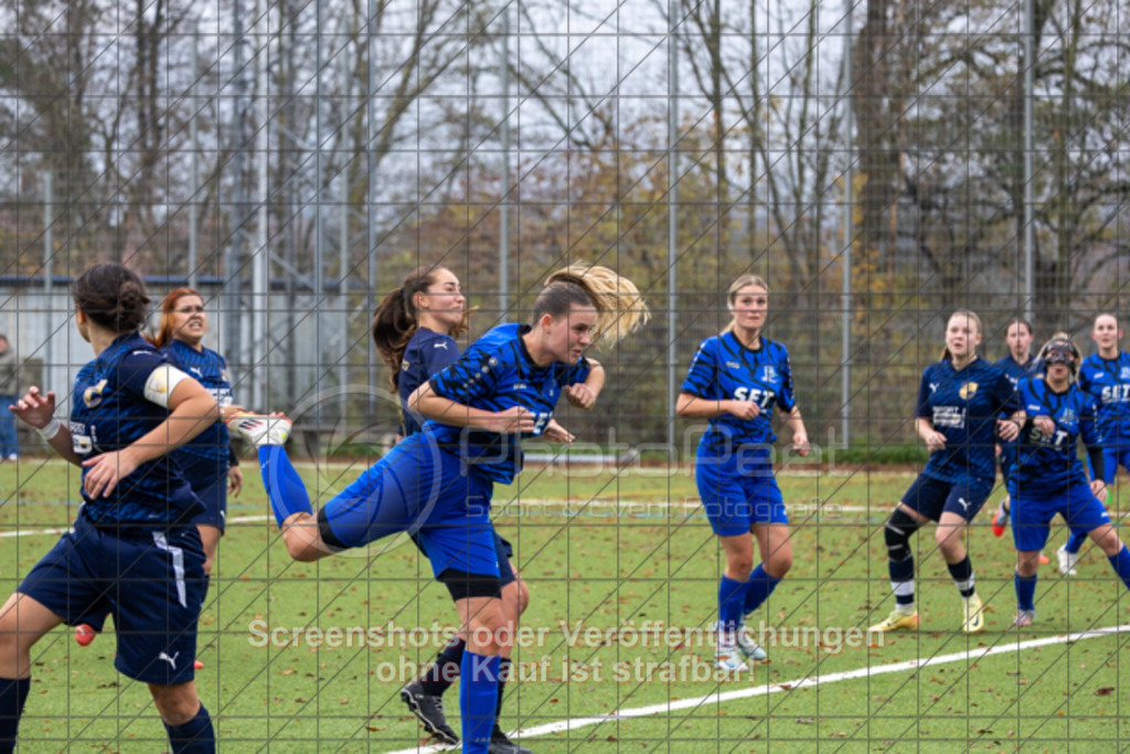 20251109_113624_0312 | #,TSV Eschenbach (blau) vs. ASV Eislingen (dunkelblau), Fussball, Frauen-Quali Bezirksliga - Bezirk Neckar/Fils, 08. Spieltag, Saison 2025/2026, Kunstrasenplatz, Schlater Straße, 73107 Eschenbach, 09.11.2025 - 11:00 Uhr,Foto: PhotoPeet-Sportfotografie/Peter Harich