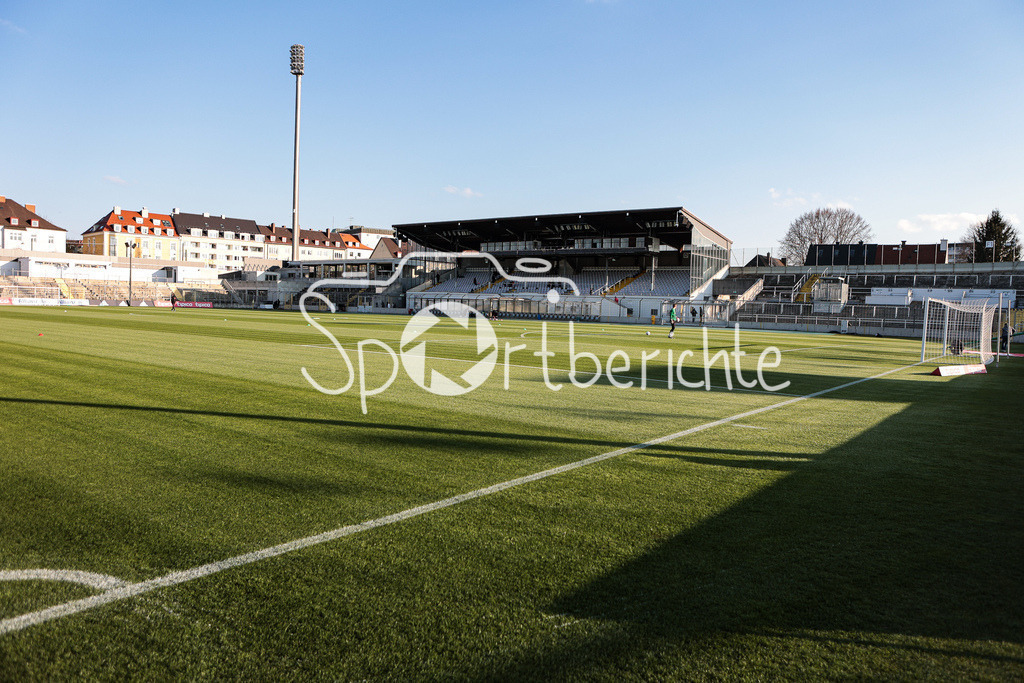 FC Bayern Amateure - FC Augsburg II | Das Stadion an der Gruenwalder Strasse in Muenchen / Gruenwalder Stadion / strahlt in der Sonne