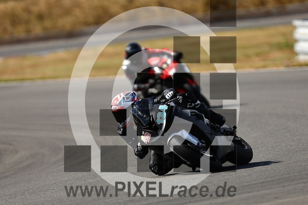 0134-20250830_06181 | Schöne Erinnerungen an spannende Momente - das festzuhalten ist unser Job. PIXELrace.de ist seit 2003 auf den Rennstrecken Europas unterwegs um die Action draußen beim Fahren und die wunderbare Stimmung imm Fahrerlager für euch einzufangen.