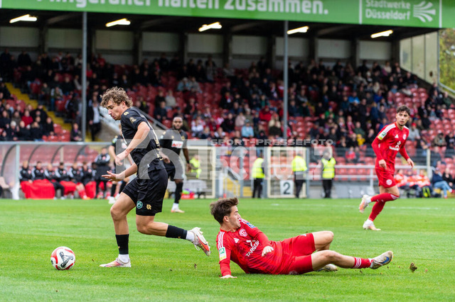 20241102_NSZ_5519 | Maximilian Fischer (Fortuna Köln,No.03) geht an David Savic (Fortuna Düsseldorf U23,No.12) vorbeiDEU, Düsseldorf, 02.11.2024 Fußball, Regionalliga West, Saison 2024/2025, 14. Spieltag, Fortuna Düsseldorf U23 - SC Fortuna Köln - Realisiert mit Pictrs.com