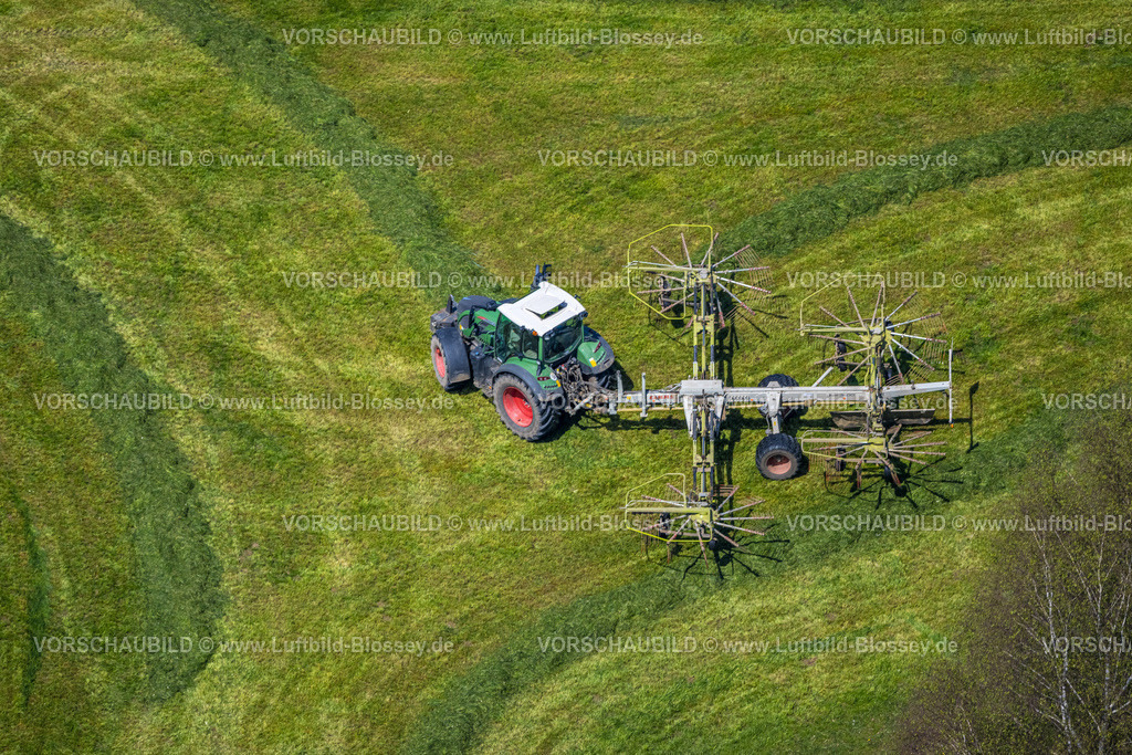 Eslohe230505665 | Luftbild, Landwirtschaftliche Feldarbeit mit Traktor, Formen und Farben, Niedersalwey, Eslohe, Sauerland, Nordrhein-Westfalen, Deutschland