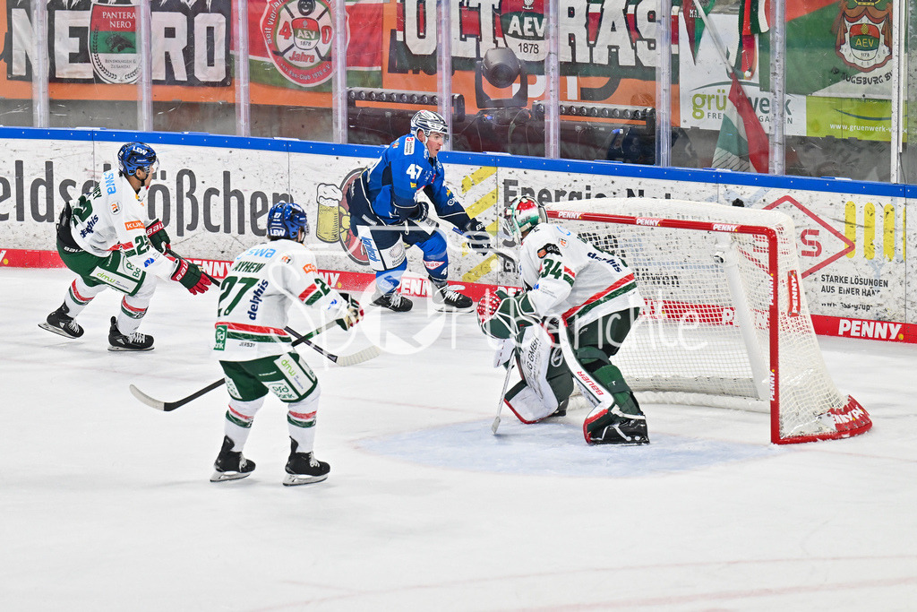 Dresdener Eislöwen - Augsburger Panther | am Puck hinter dem Tor der Gäste - Sebastian GORICK (Eislöwen Dresden 47) / DEL: Dresdener Eislöwen - Augsburger Panther; Joynext-Arena am 05.10.2025