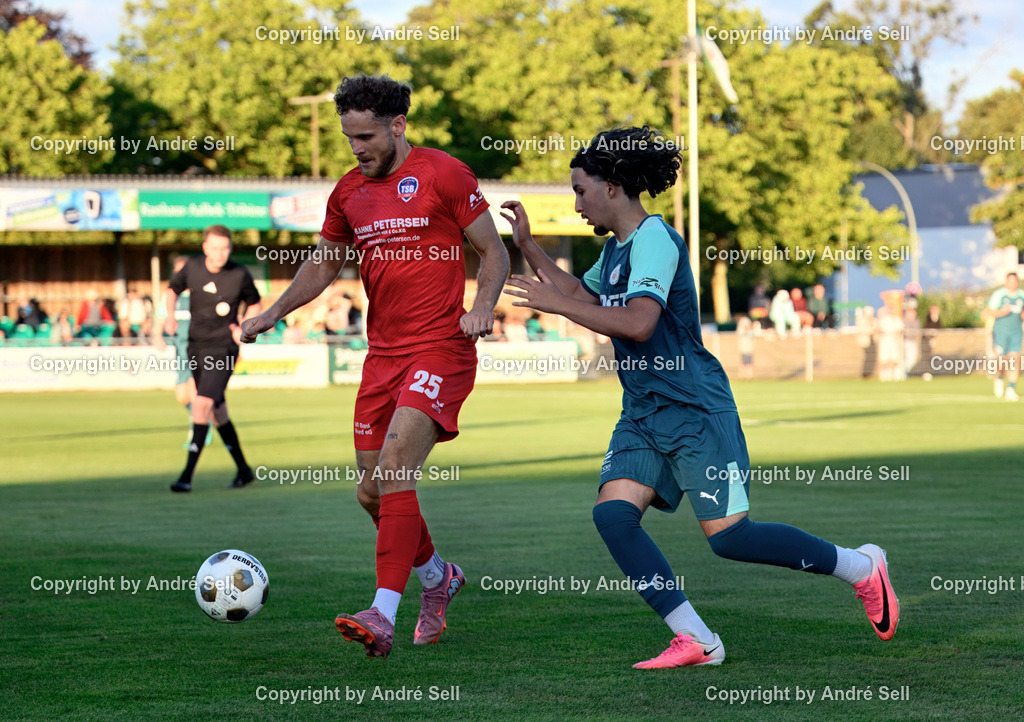 PSV Neumünster vs TSB Flensburg | Ayoub Assameur (PSV #8) vs Noel Kurzbach (TSB #25) / Fußball-Oberliga Männer 2026/2027 / PSV Neumünster vs TSB Flensburg / PSV Stadion Platz A / Neumünster / 07.08.26 - Realisiert mit Pictrs.com
