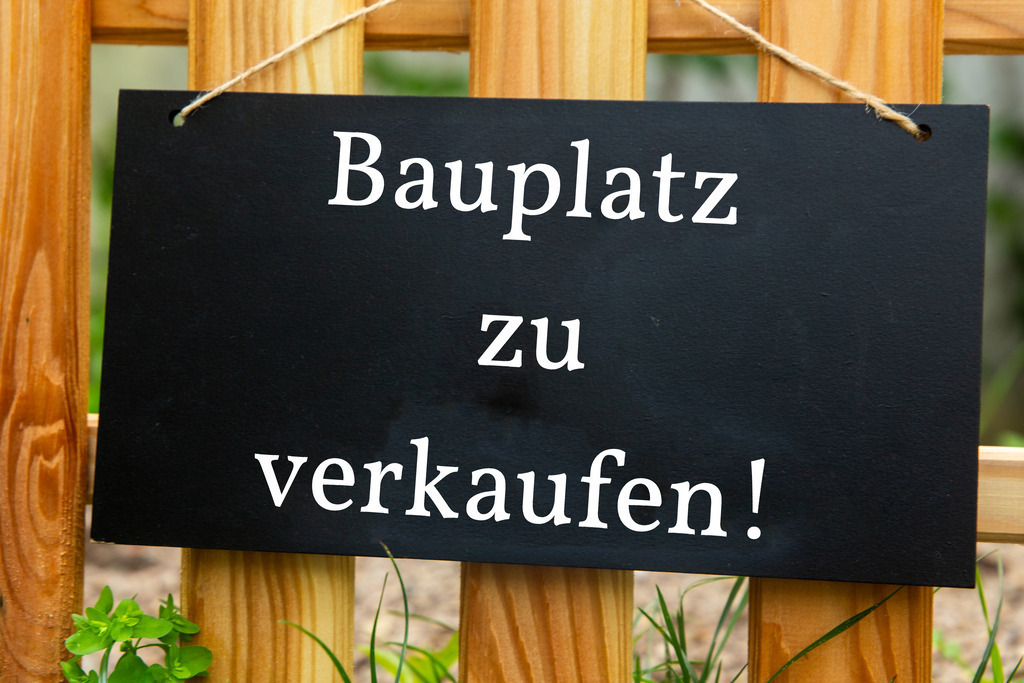 Bauplatz zu verkaufen Vorlage / Schild: Schild mit der Aufschrift Bauplatz ZU VERKAUFEN an einem Holzzaun | Bilder und Grußkarten für Homepage, WhatsApp & Co.; Ohne Abo Lizenzierbar, Betriebsferien, Schulferien, Silvestergrüße, Mitarbeitersuche, Betriebsausflug, Betriebsurlaub, Wir stellen Dich ein, Wir suchen Dich - Realisiert mit Pictrs.com
