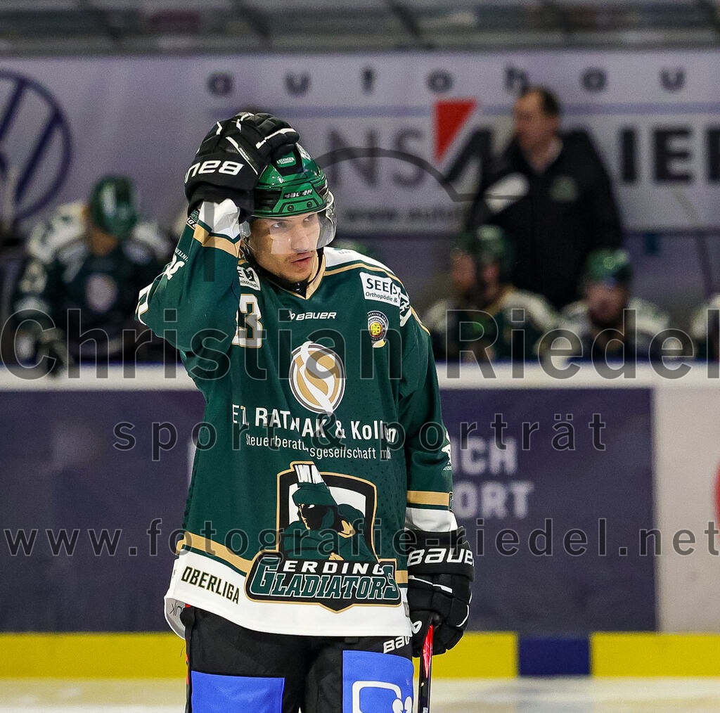2025-12-05_047_TSV_Erding_gegen_Stuttgart_Rebels | Erding, Deutschland, 05.12.2025:Eishockey, Oberliga Süd 2025 / 2026, 23. Spieltag, TSV Erding gegen Stuttgart Rebels, Endergebnis: 5:6Lukas Gaus (Erding Gladiators, #23)Foto: Christian Riedel / fotografie-riedel.net