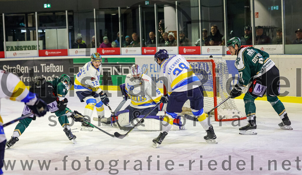 2025-12-05_137_TSV_Erding_gegen_Stuttgart_Rebels | Erding, Deutschland, 05.12.2025:Eishockey, Oberliga Süd 2025 / 2026, 23. Spieltag, TSV Erding gegen Stuttgart Rebels, Endergebnis: 5:6Louis Trattner (Erding Gladiators, #7), Dane Montgomery (Stuttgart Rebels, #72), Kimi Saffran (Stuttgart Rebels, #53), David Kirchhoff (Stuttgart Rebels, #28), Elia Ostwald (Erding Gladiators, #17)Foto: Christian Riedel / fotografie-riedel.net