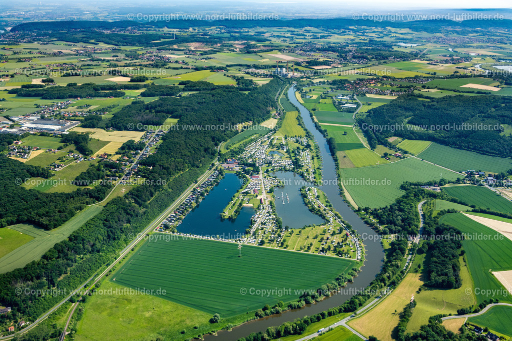 Vlotho_Campingparadies_Sonnenwiese_Weser_ELS_4551050623 | VLOTHO 05.06.2023 Campingplatz mit Wohnwagen und Zelten im Fluß - Uferbereich der Weser Campingparadies Sonnenwiese an der Straße Borlefzen in Vlotho im Bundesland Nordrhein-Westfalen, Deutschland. // Campsite with caravans and tents in the river - bank area of Weser Campingparadies Sonnenwiese on street Borlefzen in Vlotho in the state North Rhine-Westphalia, Germany. Foto: Martin Elsen