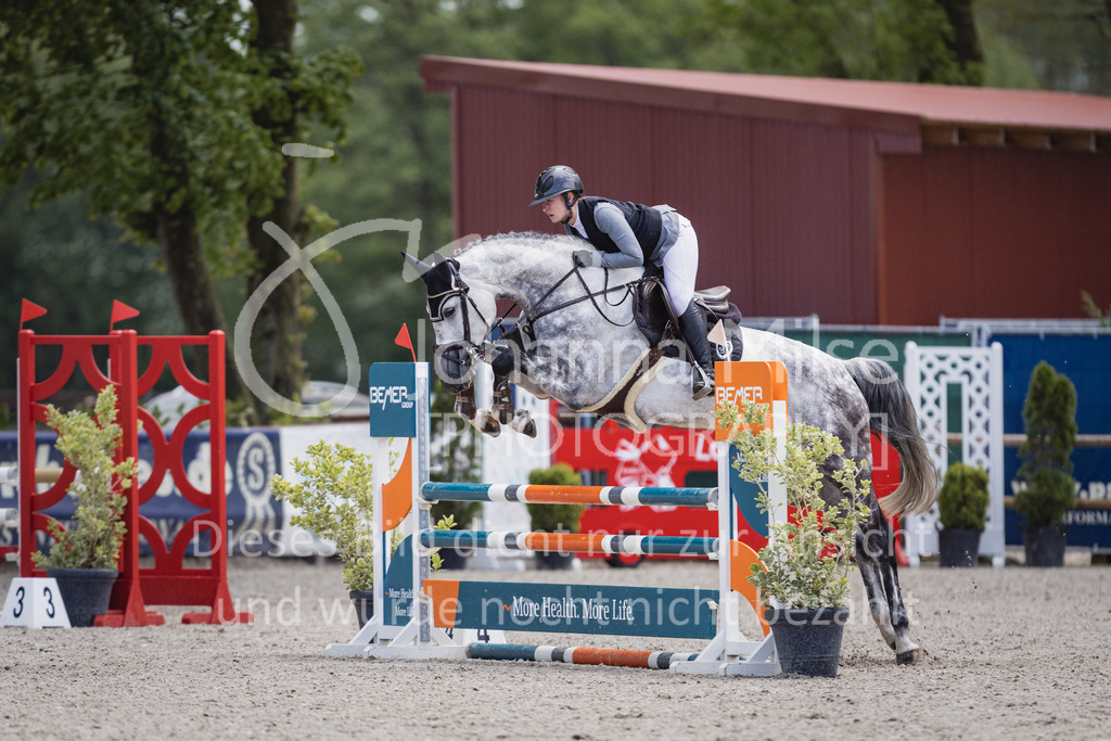 230516_Mühlen_03SprPf-A-420 | Deine schönsten Turniermomente als professionelle Fotos! Entdecke hochwertige Pferdesport-Fotografie im Online-Shop. Jetzt Fotos finden & bestellen!