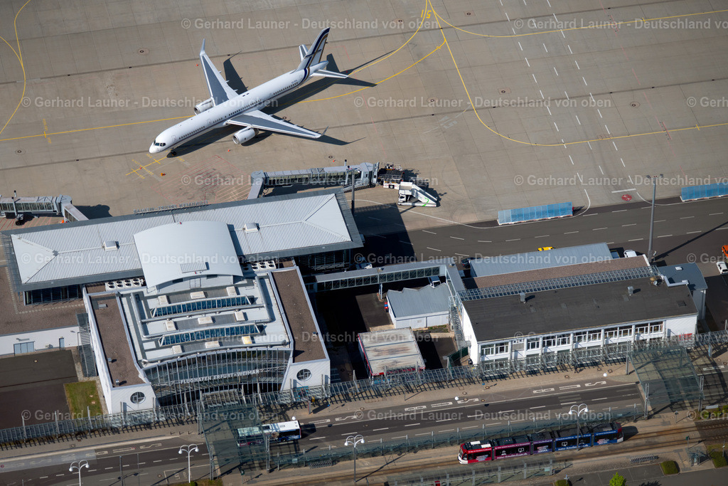4025613 | ERFURT 06.05.2020 Abfertigungs- Gebäude und Terminals auf dem Gelände des Flughafen im Ortsteil Bindersleben in Erfurt im Bundesland Thüringen, Deutschland. Weiterführende Informationen bei: Flughafen Erfurt GmbH. // Dispatch building and terminals on the premises of the airport in the district Bindersleben in Erfurt in the state Thuringia, Germany. Further information at: Flughafen Erfurt GmbH. Foto: Gerhard Launer
