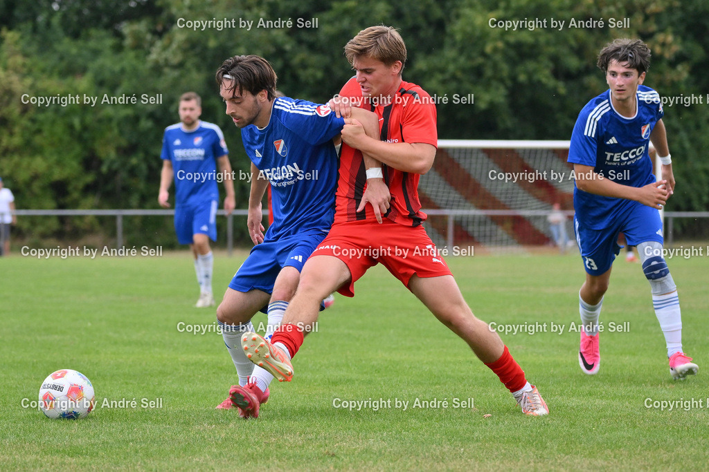SpVg Eidertal Molfsee vs TSV Kronshagen | Enes Jasari (Molfsee #30) vs Justus Schröder (TSVK #7) / Fußball-Landesliga Schleswig Männer 2026/2027 / SpVg Eidertal Molfsee vs TSV Kronshagen / Platz A / Molfsee / 15.08.26 - Realisiert mit Pictrs.com