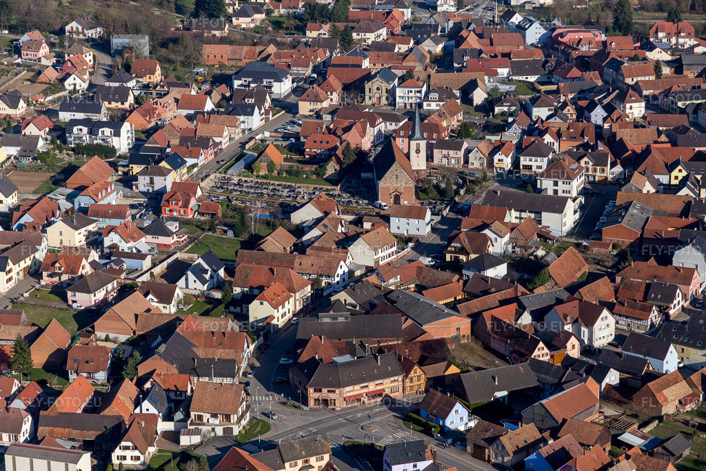 Vue aérienne: Vue de la ville à Schwindratzheim dans le département Bas Rhin, France. Photo: IMG_097614.jpg prise le 16/03/2017 par Werner Riehm/FLY-FOTO.eu – Résolution de l'original: 5472 x 3648 px