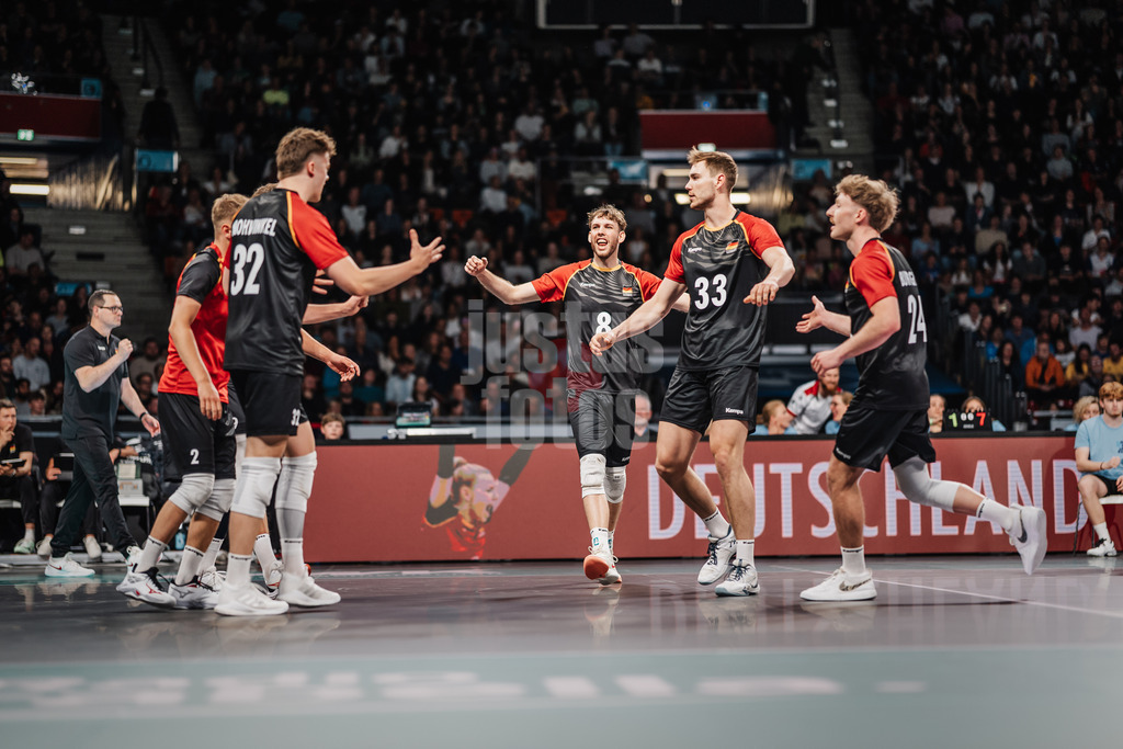Volleyball | Männer | Testspiel | Deutschland vs. Italien | 26.05.2025 | Das Deutsche Team jubelt, in der Mitte Filip John (#8, Deutschland)