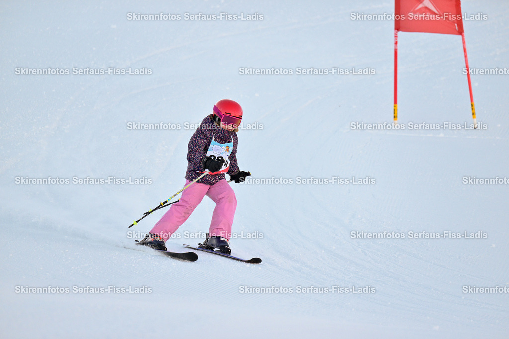 SRF_25.12.2025_0017 | Skirennfotos,Serfaus,Fiss,Ladis,Kinderskirennen,Winter,Tirol,Oberland,skirace,SFL,feelfree,weil wir's genießen,ski,Ski,skifahren,Sonnenplateau, - Realisiert mit Pictrs.com