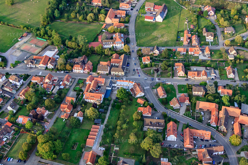 Vue aérienne: Centre-ville à Merkwiller-Pechelbronn dans le département Bas Rhin, France.Photo: IMG_53717.jpg prise le 30/09/2012 par Werner Riehm/FLY-FOTO.euRésolution de l'original: 4635 x 3090 px
