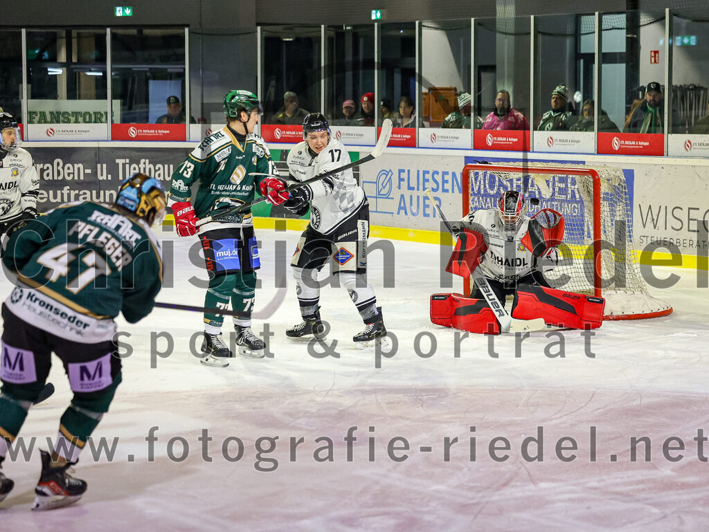 2025-11-25_136_TSV_Erding_gegen_EHF_Passau_Black_Hawks | Erding, Deutschland, 25.11.2025:Eishockey, Oberliga Süd 2025 / 2026, 20. Spieltag, TSV Erding gegen EHF Passau Black Hawks, Endergebnis: 2:3 n.V.Marco Pfleger (Erding Gladiators, #47), Björn Salhi (Erding Gladiators, #13), Daniel Maul (EHF Passau Black Hawks, #17), Torwart Janik Engler (EHF Passau Black Hawks, #30)Foto: Christian Riedel / fotografie-riedel.net