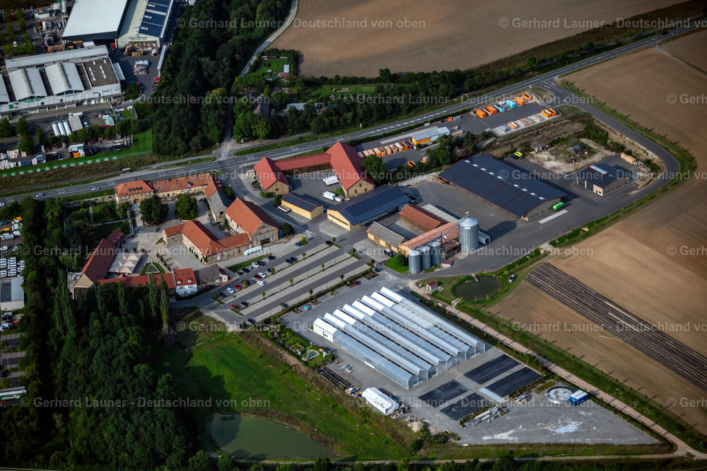 4047902 | ROTTENDORF 21.08.2021 Gebäude der Veranstaltungshalle " Gut Wöllried " im Ortsteil Wöllriederhof in Rottendorf im Bundesland Bayern, Deutschland. Weiterführende Informationen bei: Gut Wöllried Veranstaltungs GmbH. // Building of the indoor arena " Gut Woellried " in the district Woellriederhof in Rottendorf in the state Bavaria, Germany. Further information at: Gut Woellried Veranstaltungs GmbH. Foto: Gerhard Launer