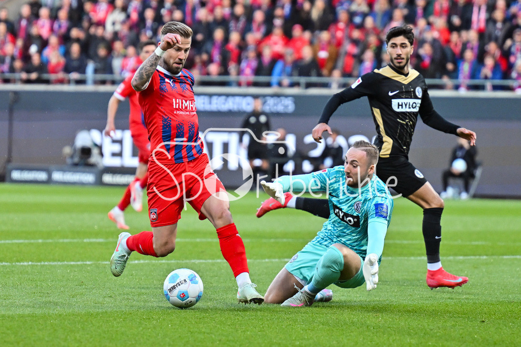 1. FC Heidenheim - SV Elversberg 07 | v. l. Niklas DORSCH (Heidenheim 39), Nicolas KRISTOF (SV Elversberg 20) und Muhammed DAMAR (SV Elversberg 30) / Zweikampf / Relegation Bundesliga: 1. FC Heidenheim - SV Elversberg 07, Voith-Arena am 22.05.2025 / DFL REGULATIONS PROHIBIT ANY USE OF PHOTOGRAPHS AS IMAGE SEQUENCES AND/OR QUASI-VIDEO / BLD / ZDF
