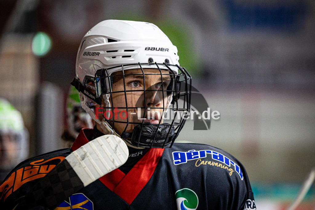 Peißenberg MINERS gegen ERSC Amberg | Eishockey Bayernliga 2025/26 Vorrunde 18. Spieltag, Peißenberg MINERS gegen ERSC Amberg, 20251212,Nepomuk RIEGER (MINERS 97) auf der Bank, Portrait, Freisteller,2025-12-12 in Peißenberg (flatbuy Arena Peißenberg), Nepomuk RIEGER (MINERS 97)Copyright: WolfgangxLindner www.foto-lindner.de