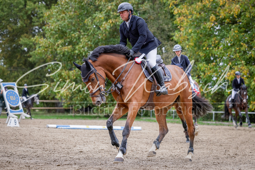 20251012-_3LI4257 | Tierfotografie Pferde, Hunde, Katzen, Haustiere.
Turnierfotografie Reitturniere, Reiten, Springreiten, Dressur in Hanau, dem Main-Kinzig-Kreis und dem Rhein-Main- Gebiet um Frankfurt