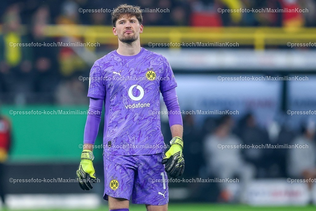 BVB02122501070 | 02.12.2025, Fußball, DFB-Pokal, Borussia Dortmund - Bayer 04 Leverkusen, Achtelfinale, Signal Iduna Park, Saison 2025 2026: Torwart Gregor Kobel (BVB #01) DFB regulations prohibit any use of photographs as image sequences and or quasi-video.