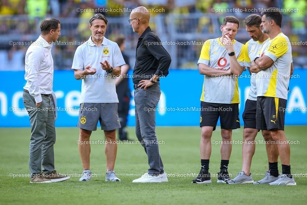BVB10082501088 | 10.08.2025, Fußball, Borussia Dortmund - Juventus Turin, Testspiel, Signal Iduna Park, Saison 2025 2026: Geschäftsführer Sport Lars Ricken (BVB #lr) und Geschäftsführer Carsten Cramer (BVB #cc) zusammen mit Cheftrainer Niko Kovac (BVB #hc) nach dem Spiel Gestik Gestikulierend    DFB regulations prohibit any use of photographs as image sequences and or quasi-video.