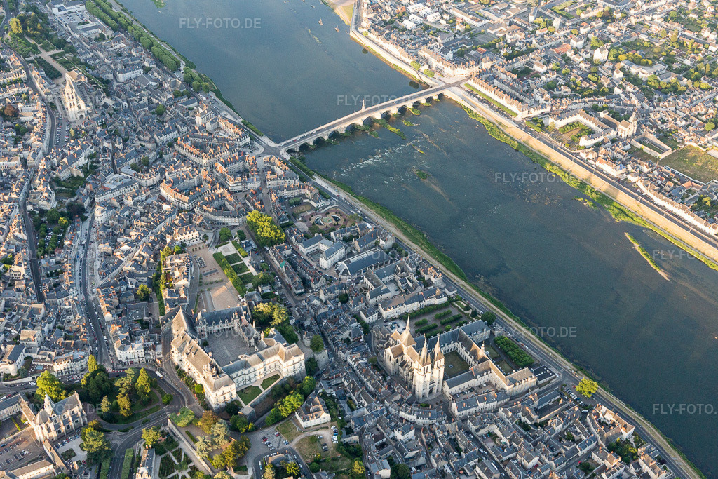Luftbild: Ortsansicht in Blois im Bundesland Loir-et-Cher in Frankreich. Foto: IMG_101037.jpg vom 23.06.2017 durch Werner Riehm/FLY-FOTO.de
