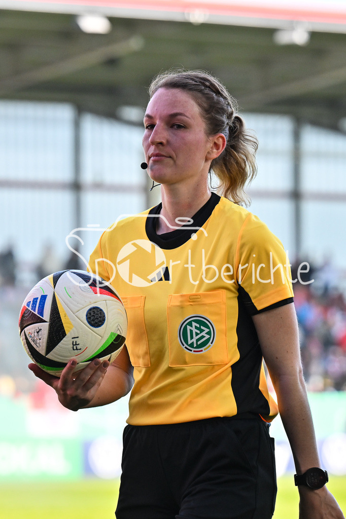 FC Bayern München - TSG 1899 Hoffenheim | im Bild Schiedsrichterin Miriam SCHWERMER in Aktion / Einzelfoto / Freisteller / Frauen DFB Pokal: FC Bayern Muenchen - TSG 1899 Hoffenheim, FC Bayern Campus am 22.03.2025